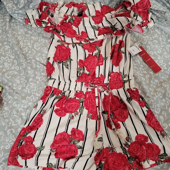 Cute Romper never worn - Picture 1 of 2
